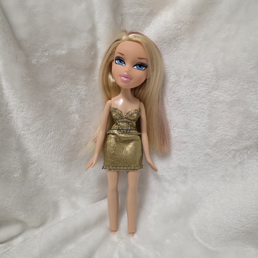 2008 Bratz Magic Hair Color Cloe Doll - Color Changing Hair (Pink/Purple)